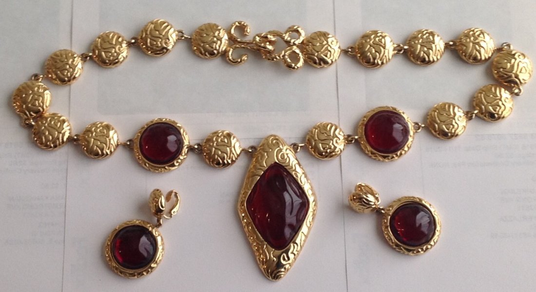Estate set of necklace and earrings fashion jewelry.: Unmarked. High end. Carnelian vintage motif.