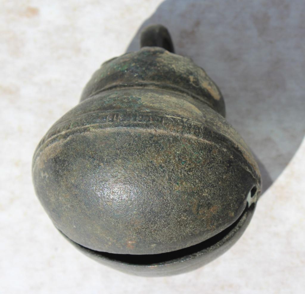 VIETNAM BRONZE BELL DONG SON CULTURE: Vietnamese bronze bell, in good shape, from vietnam (Indochina), Dong Son Culture, Southeast Asia. Title: Bronze bell. Size: 3 x 2.25 in. Signature: Unsigned.