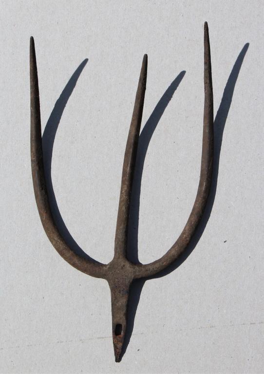 Old wrought iron 3 prong pitchfork head (1 of 2)