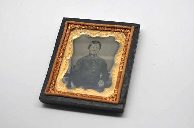 VERY YOUNG TEENAGE CIVIL WAR SOLDIER 1860'S AMBROTYPE: Ambrotype of a very young soldier, possibly a drummer.With case, measures 3 x 2 1/2 inches. Only half case. In good condition.Shipping:Domestic: Flat-rate of $10.00 to anywhere within the Continental 