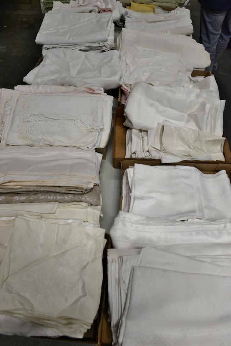 Table lot of linens to include napkins, tablecloths,: Table lot of linens to include napkins, tablecloths, table runners, etc.