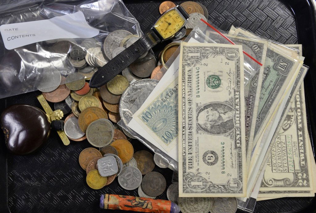Coin and currency lot, mostly foreign, to include Ameri (1 of 5)