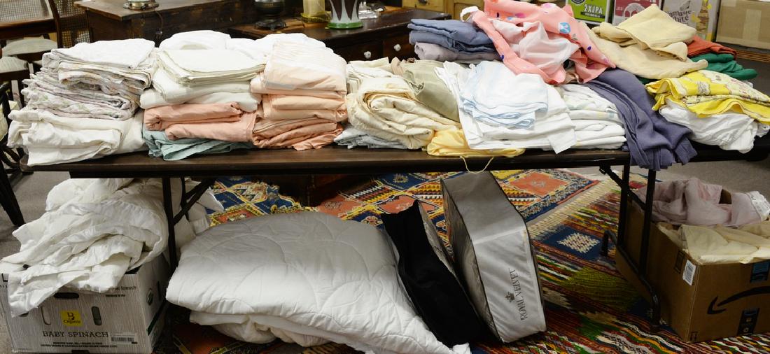 Table lot of sheets and duvet covers Schweitzer linens, (1 of 6)