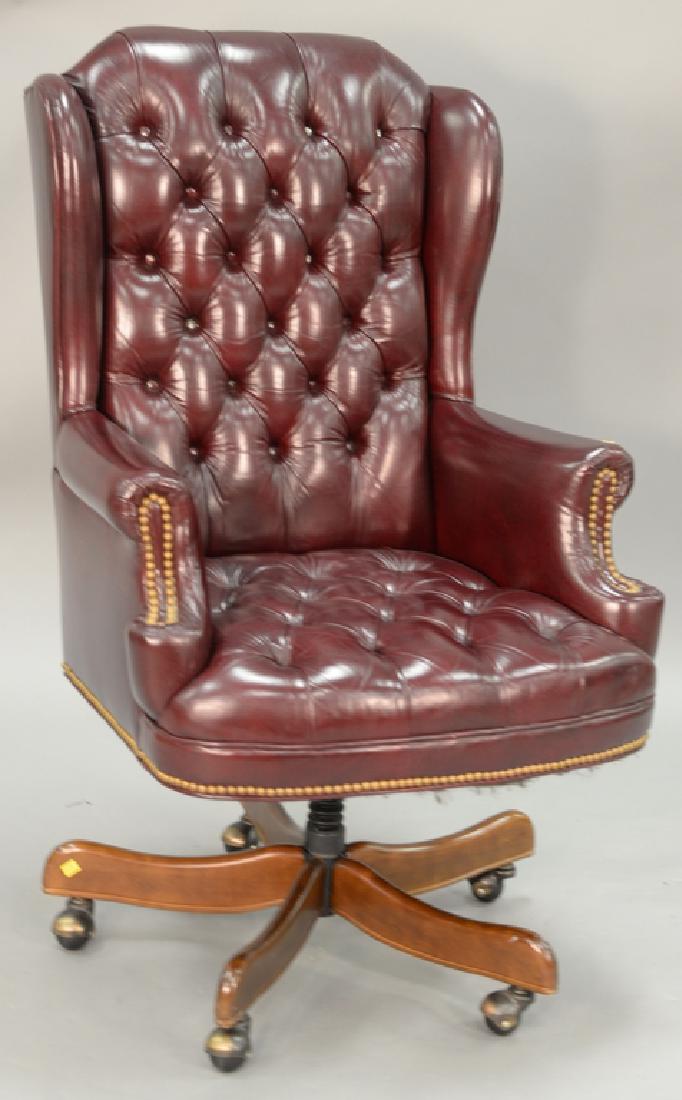 Leather executive swivel chair. (1 of 5)
