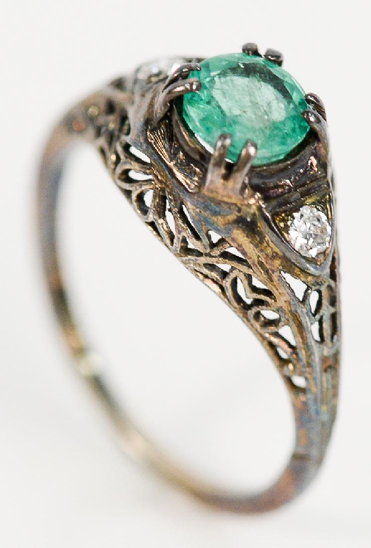18 karat white gold filigree ring, set with round green (1 of 3)