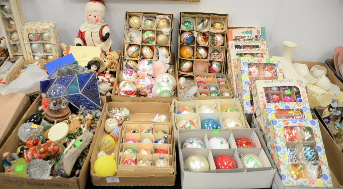 Nine tray lots of vintage Christmas decorations. (1 of 6)