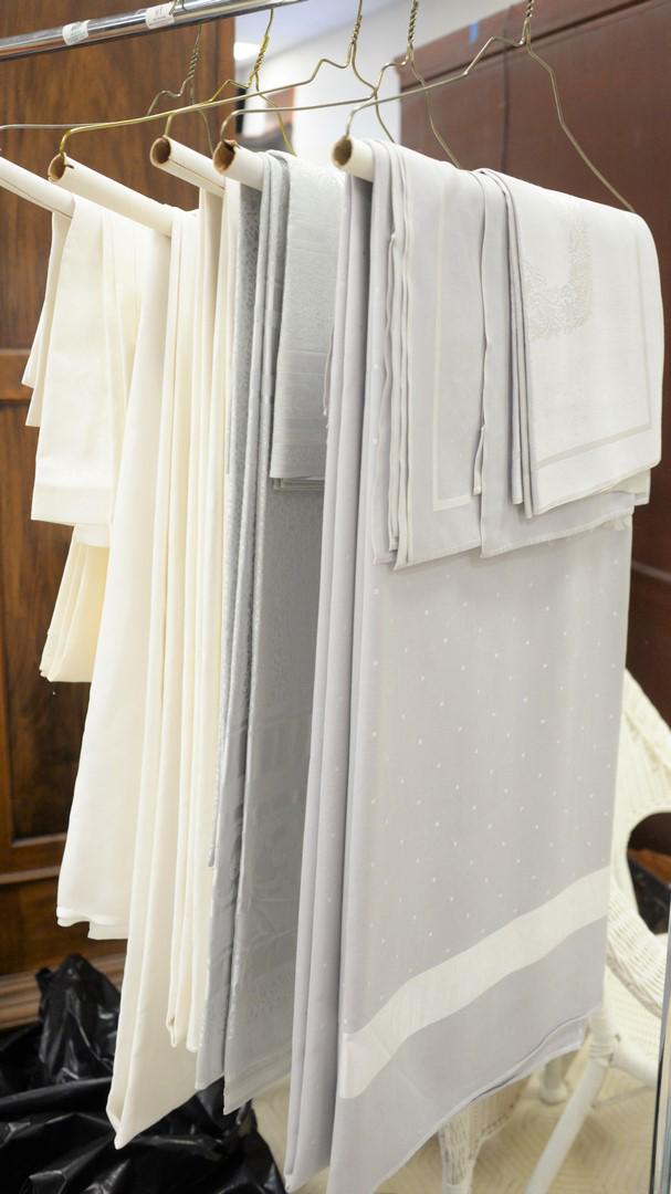 Five linen tablecloths some with napkins. (1 of 3)