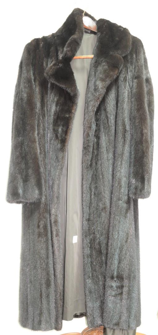 Black full length mink coat. (1 of 4)