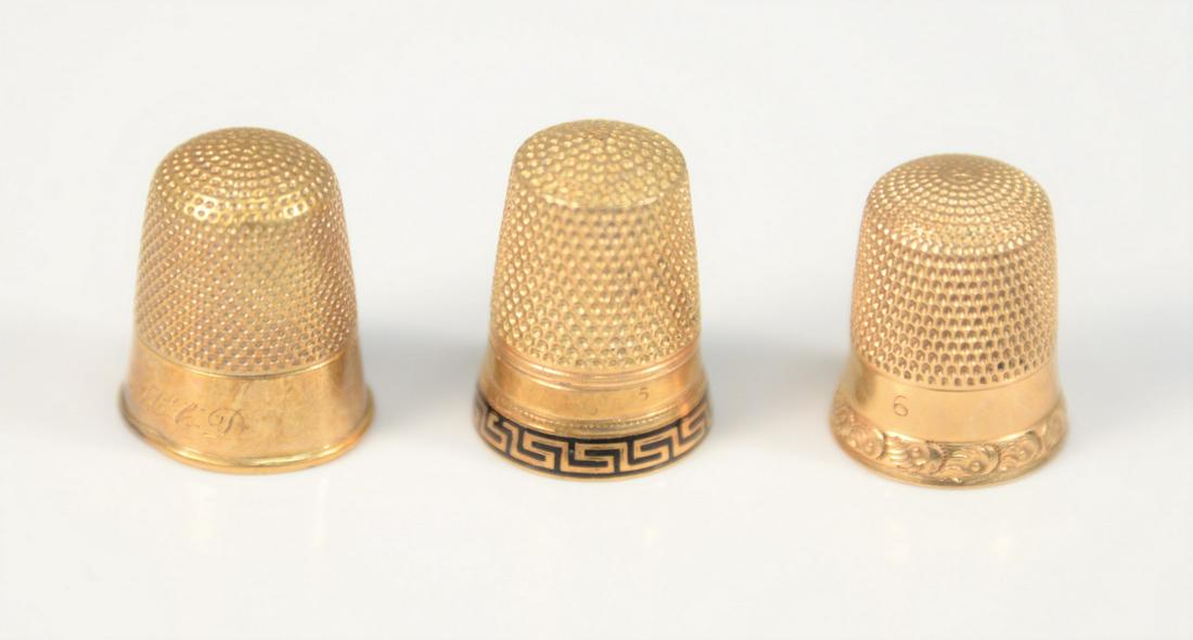 Three gold thimbles, one with enameling, 10.8 gr. (1 of 4)
