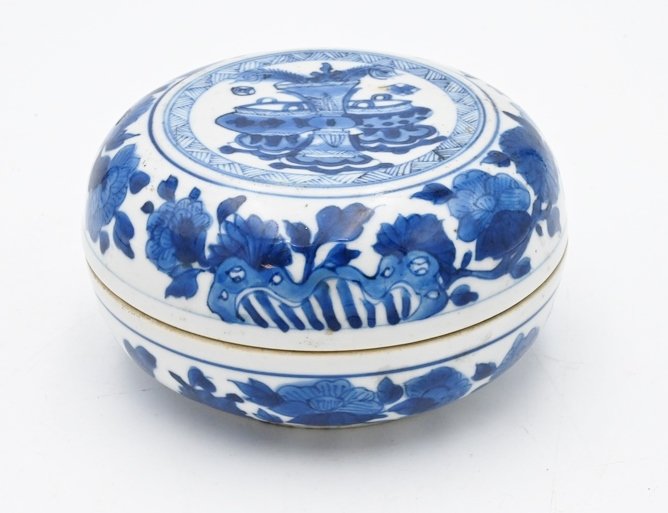 Chinese Blue and White Round Covered Box (1 of 4)