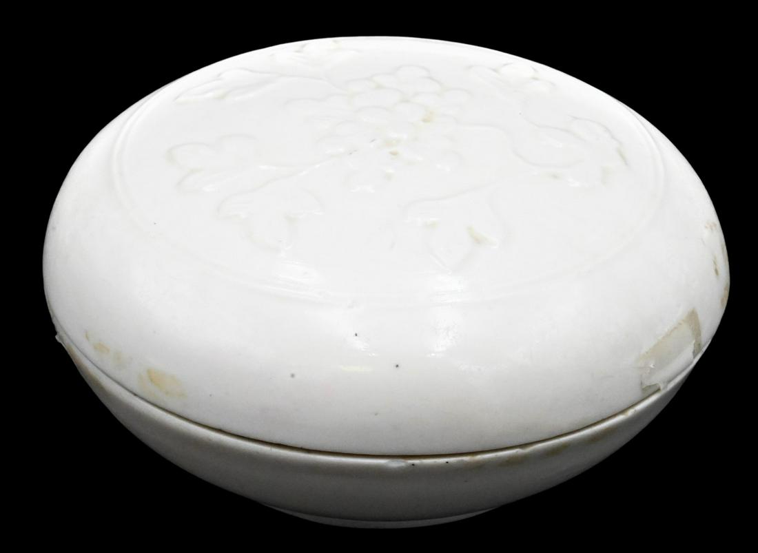 Blanc de Chine Covered Box (1 of 4)