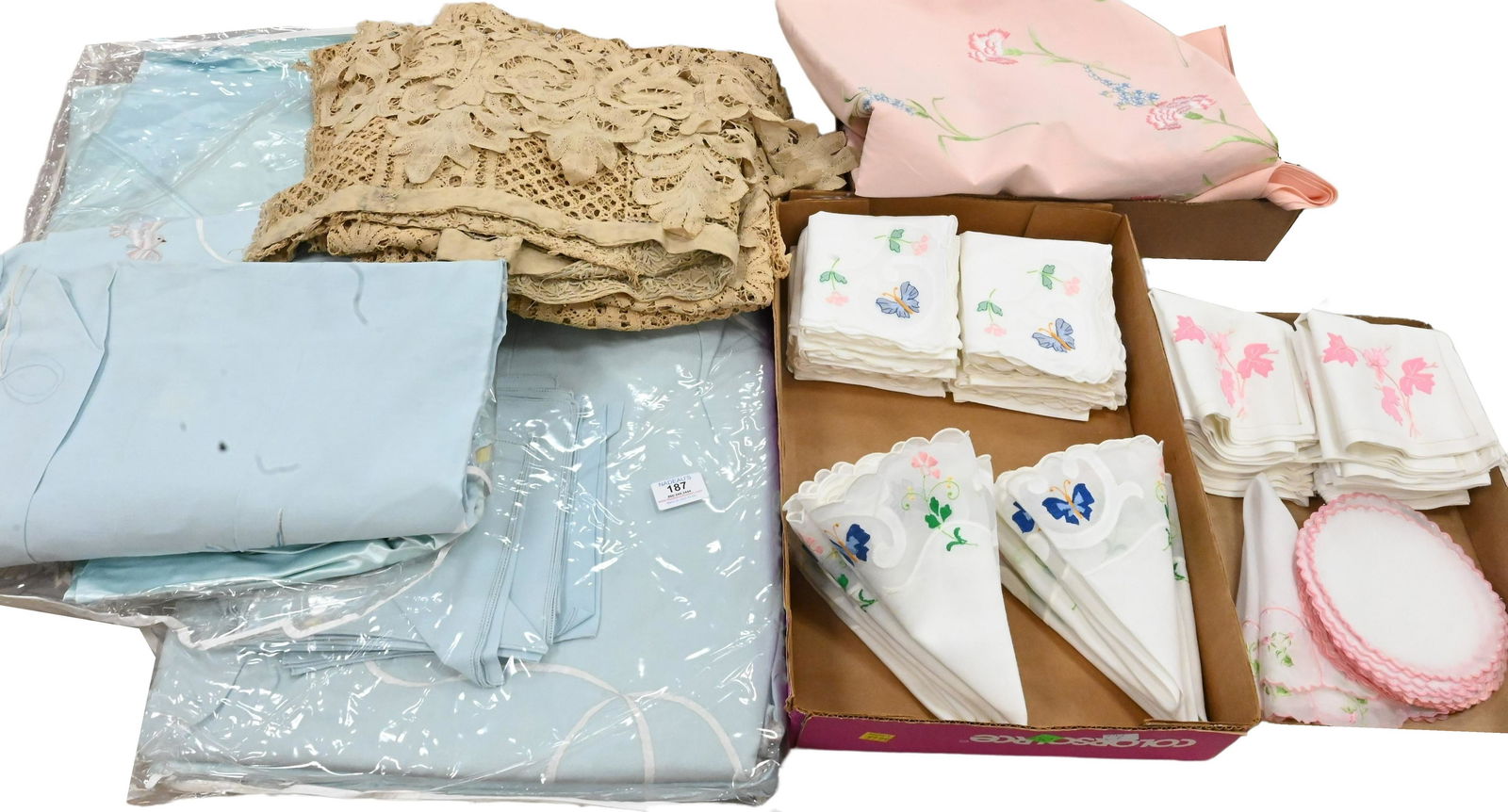 Group of Table Linen (1 of 9)