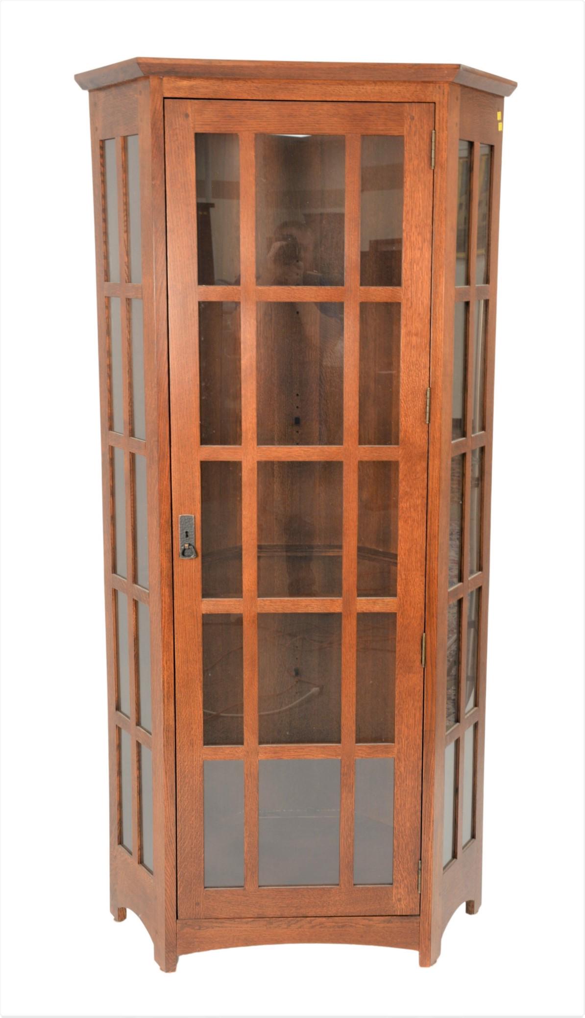Stickley Lighted Mission Oak Corner Cabinet (1 of 5)