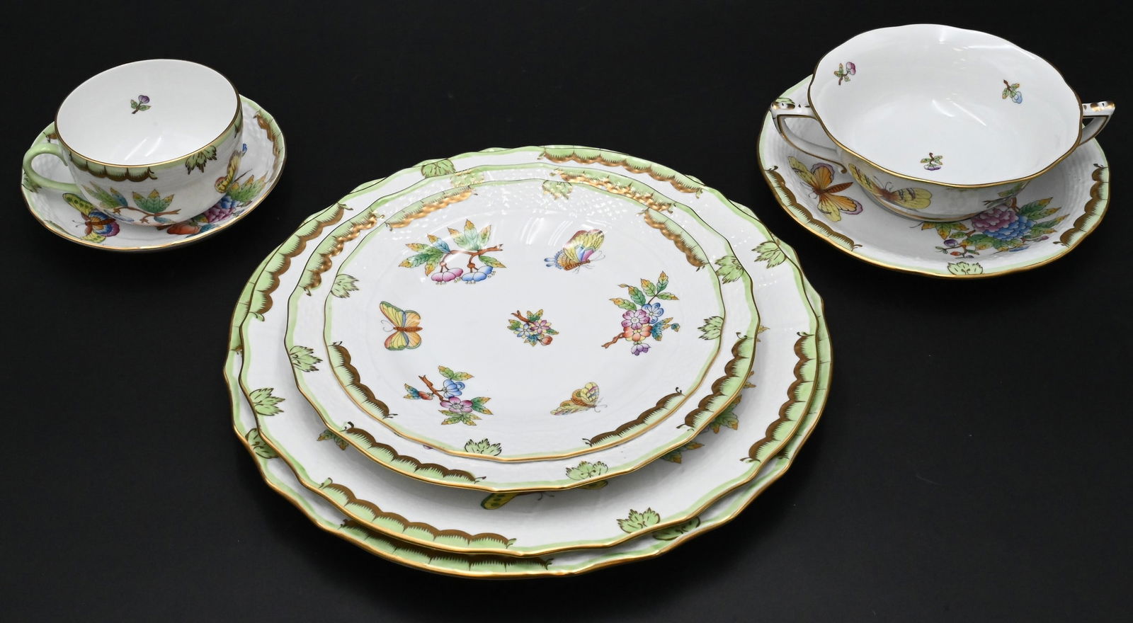 133 Piece Herend "Queen Victoria" Porcelain Dinner Service (1 of 12)