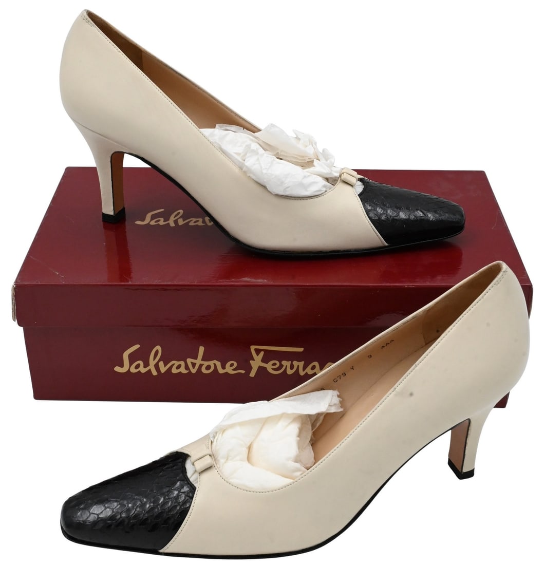 Pair of Salvatore Ferragamo "Ritz" Women's Shoes: Pair of Salvatore Ferragamo "Ritz" Women's Shoes 7 cm, Bone Nappa calf, size 9 Condition: does not appear to be worn, in box