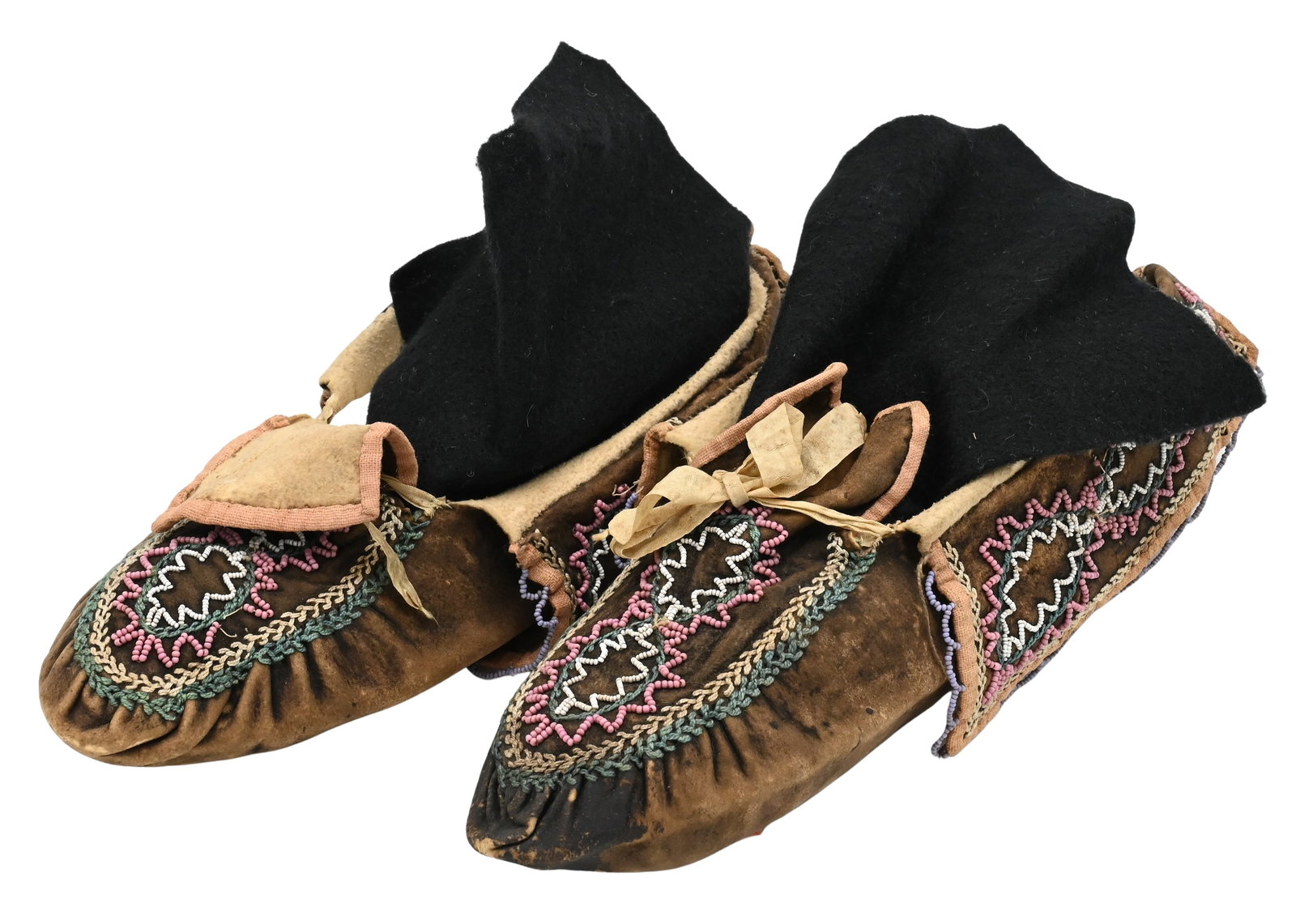 Pair of Woodland Indian Beaded Moccasins: Pair of Woodland Indian Beaded Moccasins length 9 1/2 inches