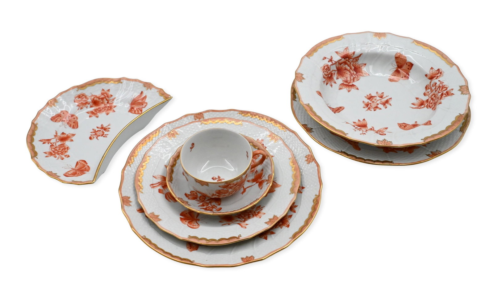 Approximately 104 Piece Assembled Herend Porcelain “Chinese Bouquet Rust” Pattern Porcel: Approximately 104 Piece Assembled Herend Porcelain “Chinese Bouquet Rust” Pattern Porcelain Dinner Service hand-painted porcelain service in the Chinese Bouquet Rust (Apponyi Rust) pattern