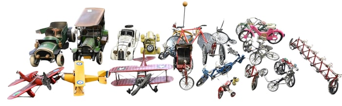Table Lot of Tin Toys