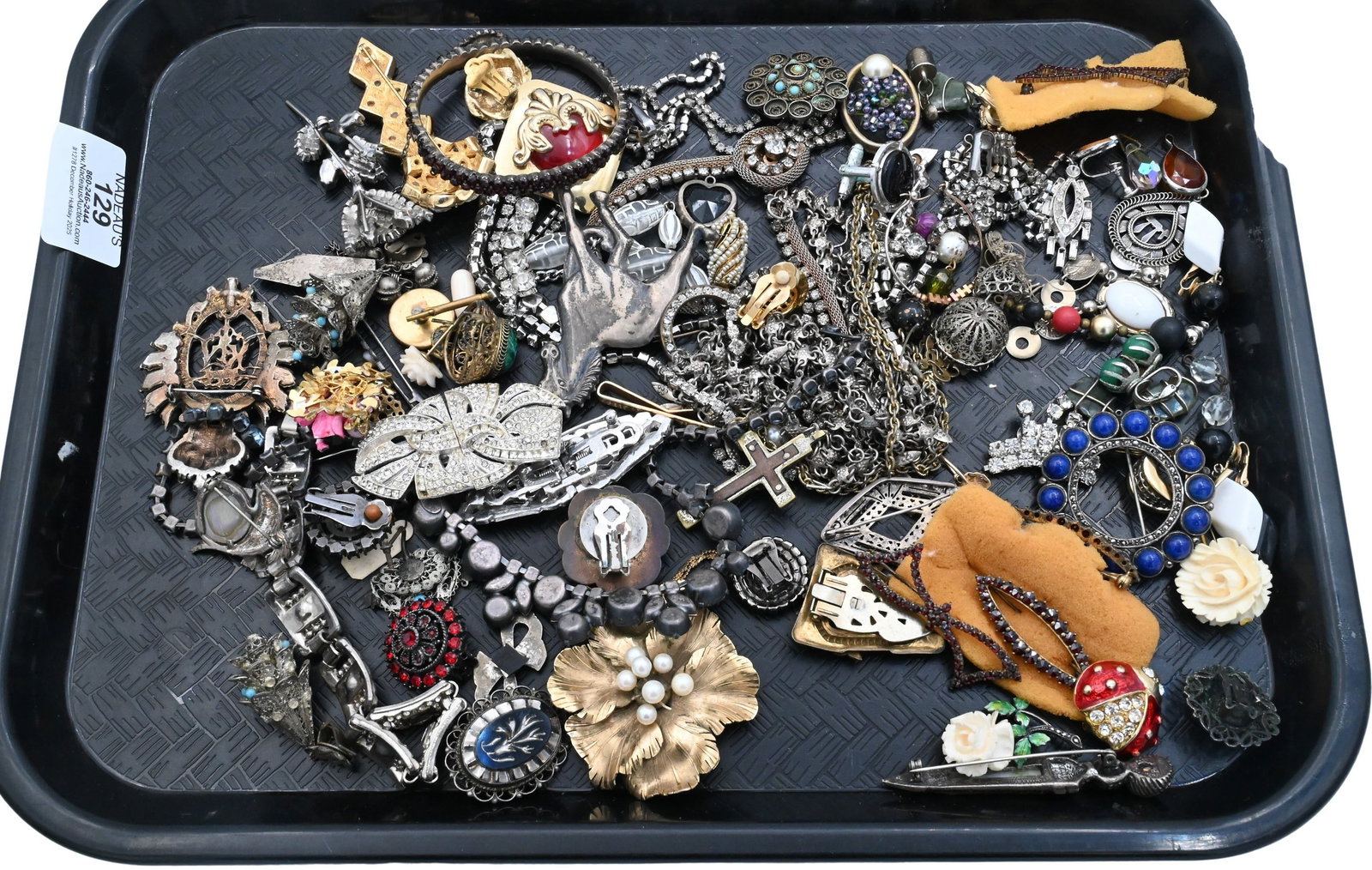 Tray Lot of Costume Jewelry: Tray Lot of Costume Jewelry to include silver pieces, gemstones, brooches, bracelets, etcetera