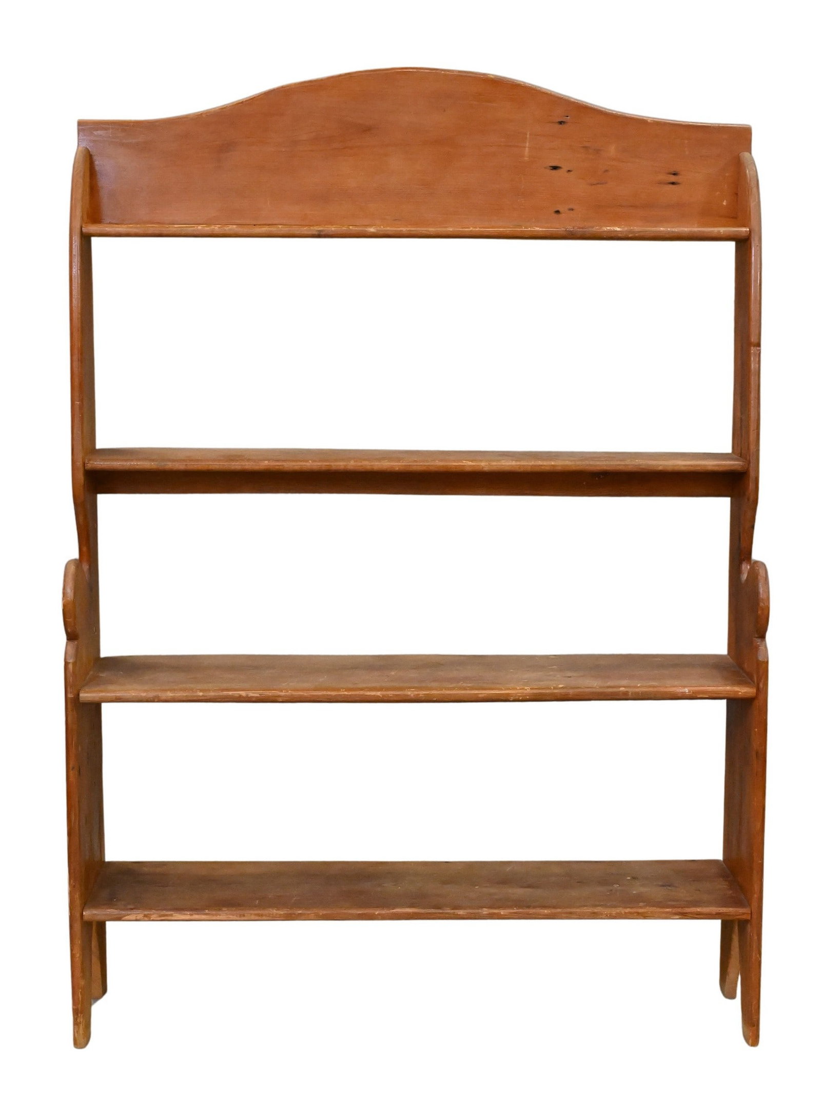 Primitive American Bootjack-End Shelf: Primitive American Bootjack-End Shelf four-tier pine shelf shaped crest above three graduated shelves and lower shelf, the sides having distinctive cut bootjack-form ends. American, early 19th