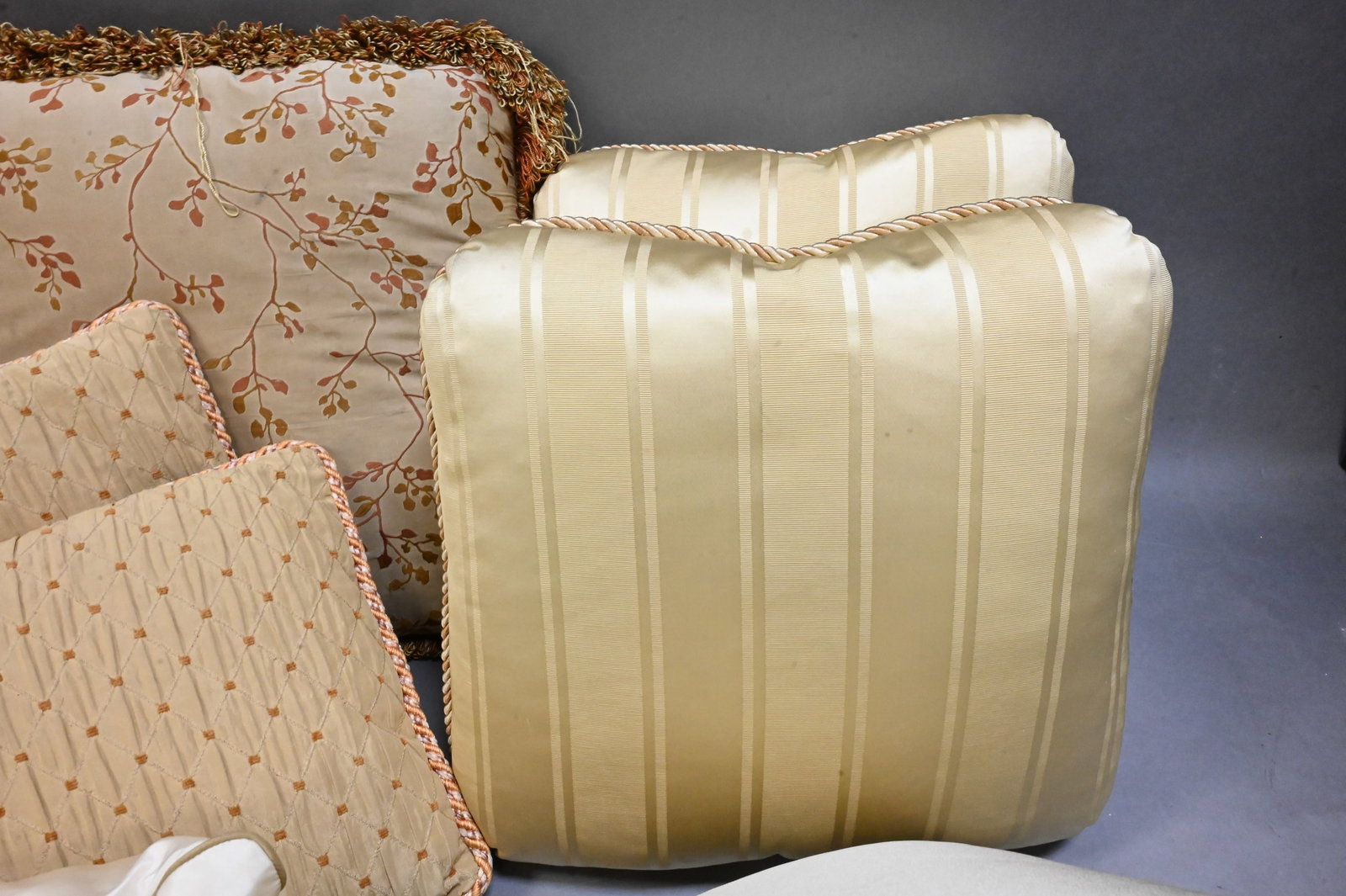 12 Decorative Throw Pillows - 4