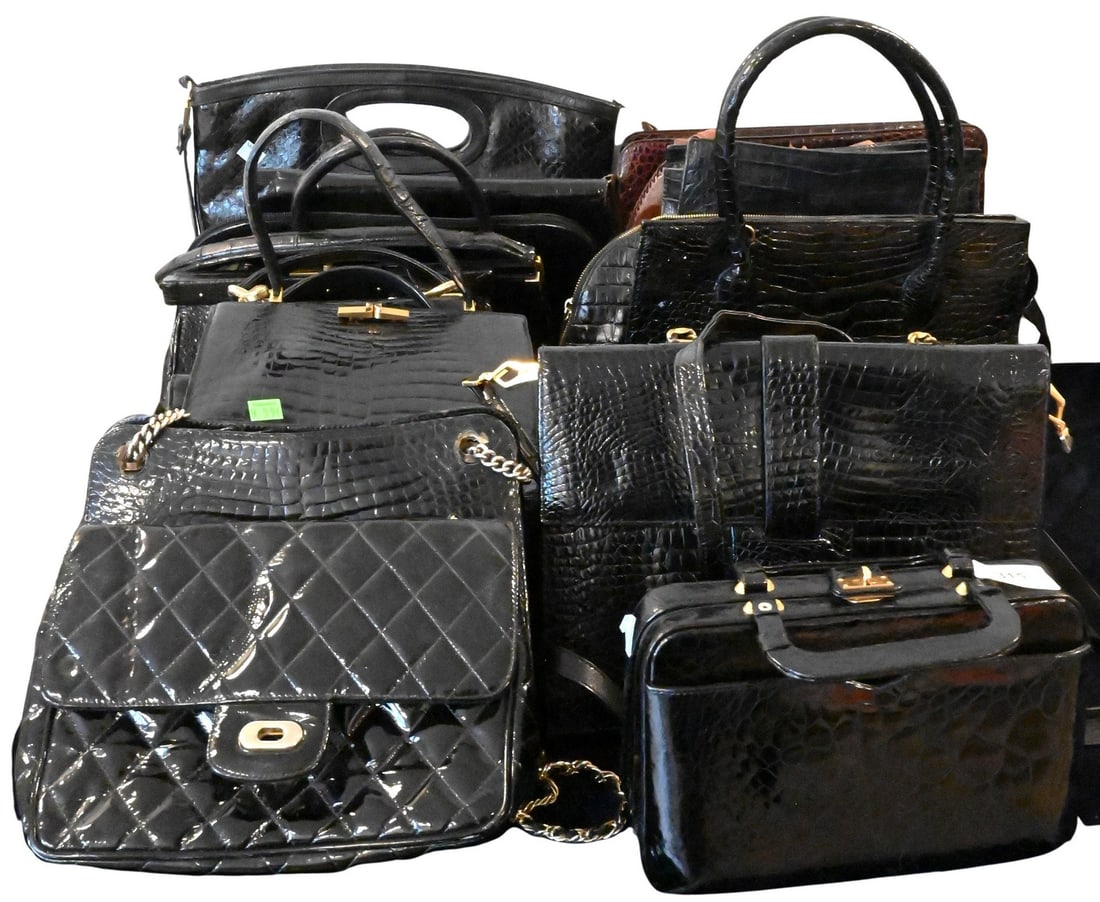 Approximately 30 Leather Women's Handbags / Purses: Approximately 30 Leather Women's Handbags / Purses brands such as: Michael Kors, Morris Moskowitz, Coach, etc.