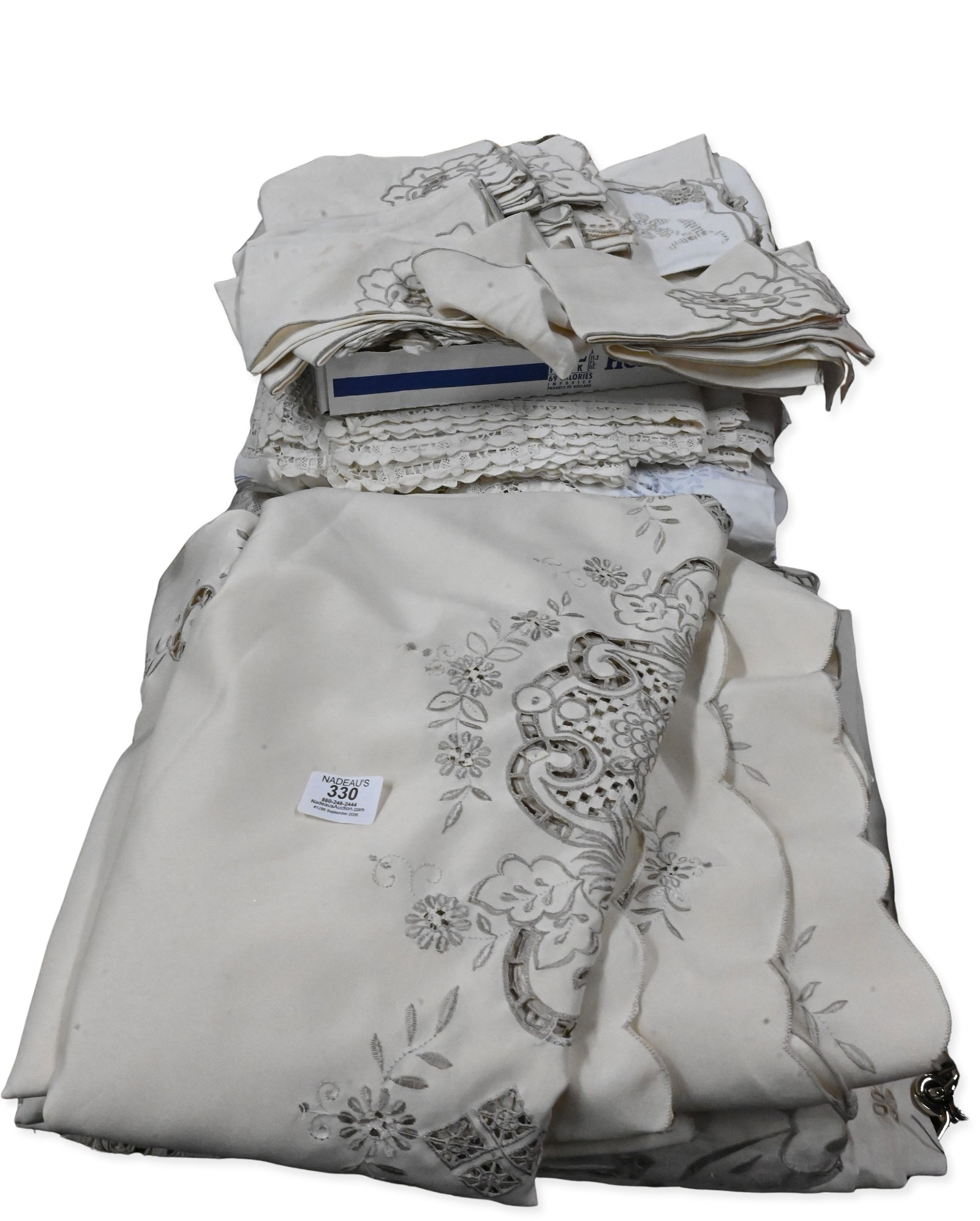 Group of Fine Table Linens (1 of 5)