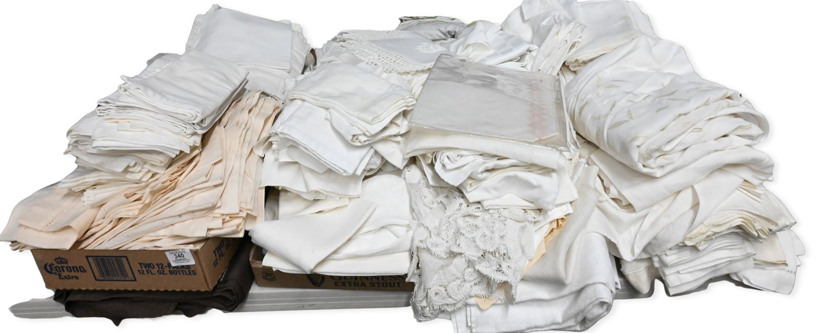 Large Table Lot of Linens: Large Table Lot of Linens to include table cloths, napkins, runners, ect...
