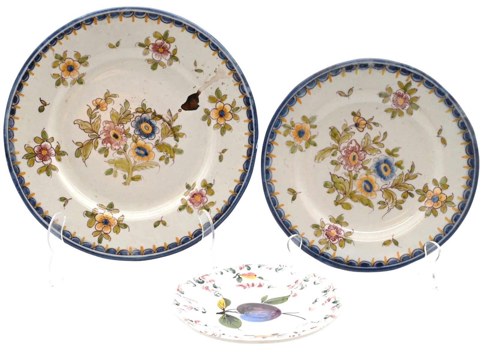 34 Piece Assembled Majolica Dinner Service: 34 Piece Assembled Majolica Dinner Service to include 6 dinner plates, diameter 11 1/2 inches, 9 luncheon plates, 7 saucers, 2 egg cups, 3 bowls along with 7 additional serving pieces