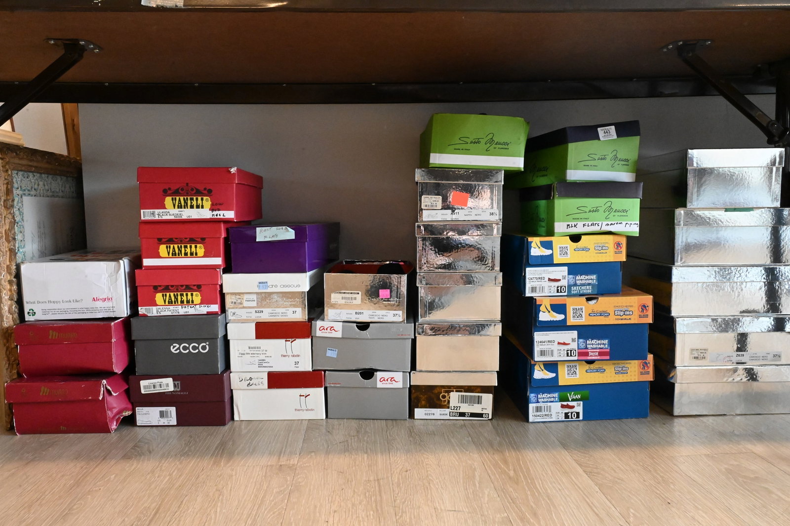 Approximately 45 Boxed Women's Shoes: Approximately 45 Boxed Women's Shoes brands include Beautiful, Mephisto, Aria, and Pas de Rouge most in original boxes and in near or very good condition various sizes includes 37 1/2, 10, 37, 39, etc