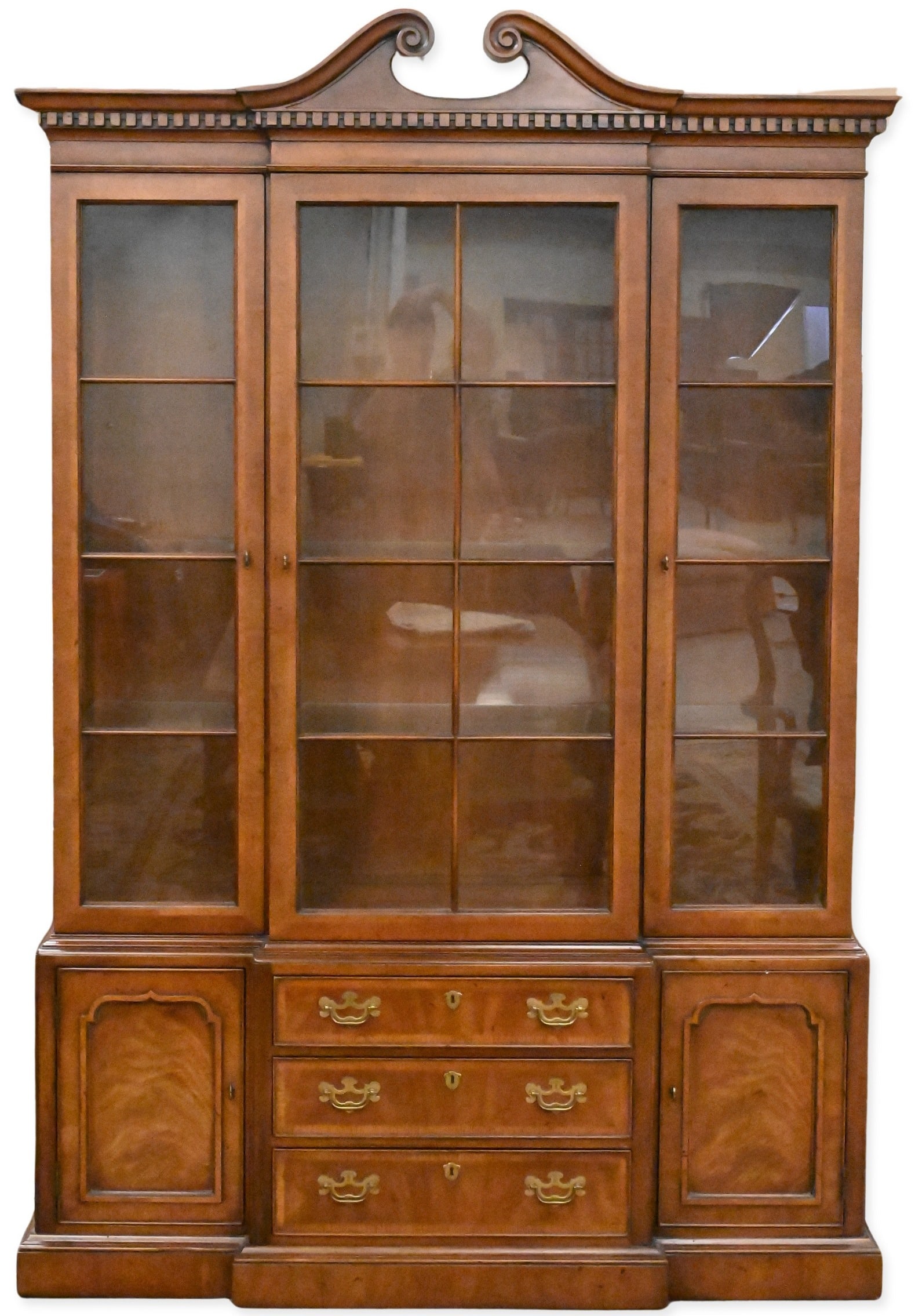 Henredon 18th Century Portfolio Mahogany Breakfront: Henredon 18th Century Portfolio Mahogany Breakfront in one part height 84 inches, width 55 inches, depth 18 inches