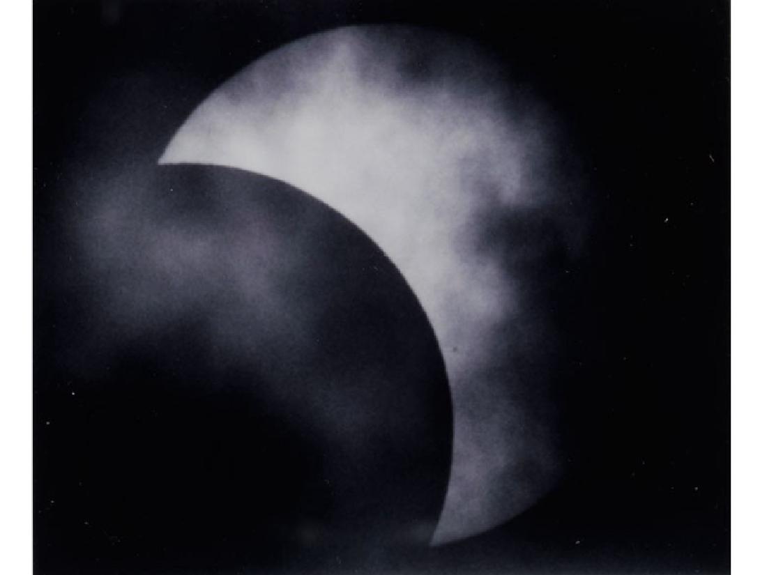 Thomas Ruff, geb. 1958 Zell a. H./ Schwarzwald: OHNE TITEL, 2009 Schwarz-WeiÃŸ-Fotografie. BlattmaÃŸ: 9,6 x 11,5 cm. Verso signiert, datiert und betitelt. Hinter Glas gerahmt. Exemplar 90/ 200. Gerahmt beschrieben. (10910613) (12)