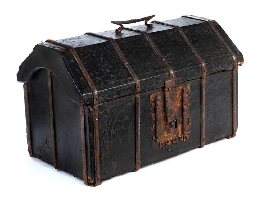 Museale gotische Kassette in Truhenform (1 of 1)