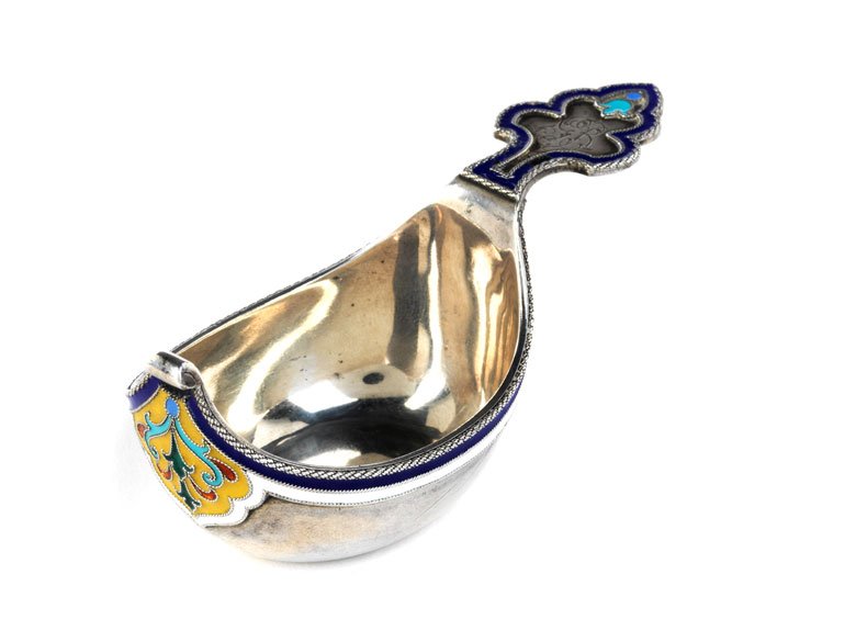 Sankt Petersburger Kovsch: Breite: 9,5 cm.Gewicht: 55 g. Bodenseitig punziert: 88 Zolotnik mit Beschau durch Yakov Nikolayevich Lyapunov (1898 - 1903), Meister Mikhail Grachev (1873 - 1917). St. Petersburg, 1898 - 1903.Silber,