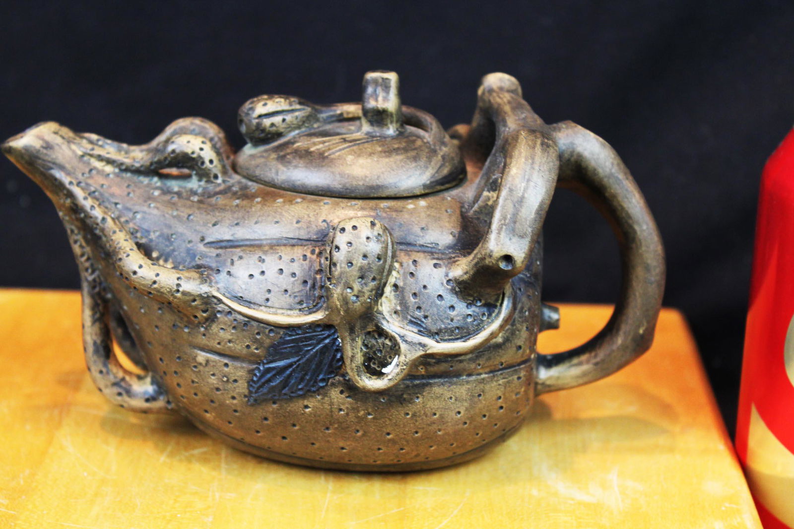 Chinese Yixing Zisha Teapot: 6''x3.5''x3''