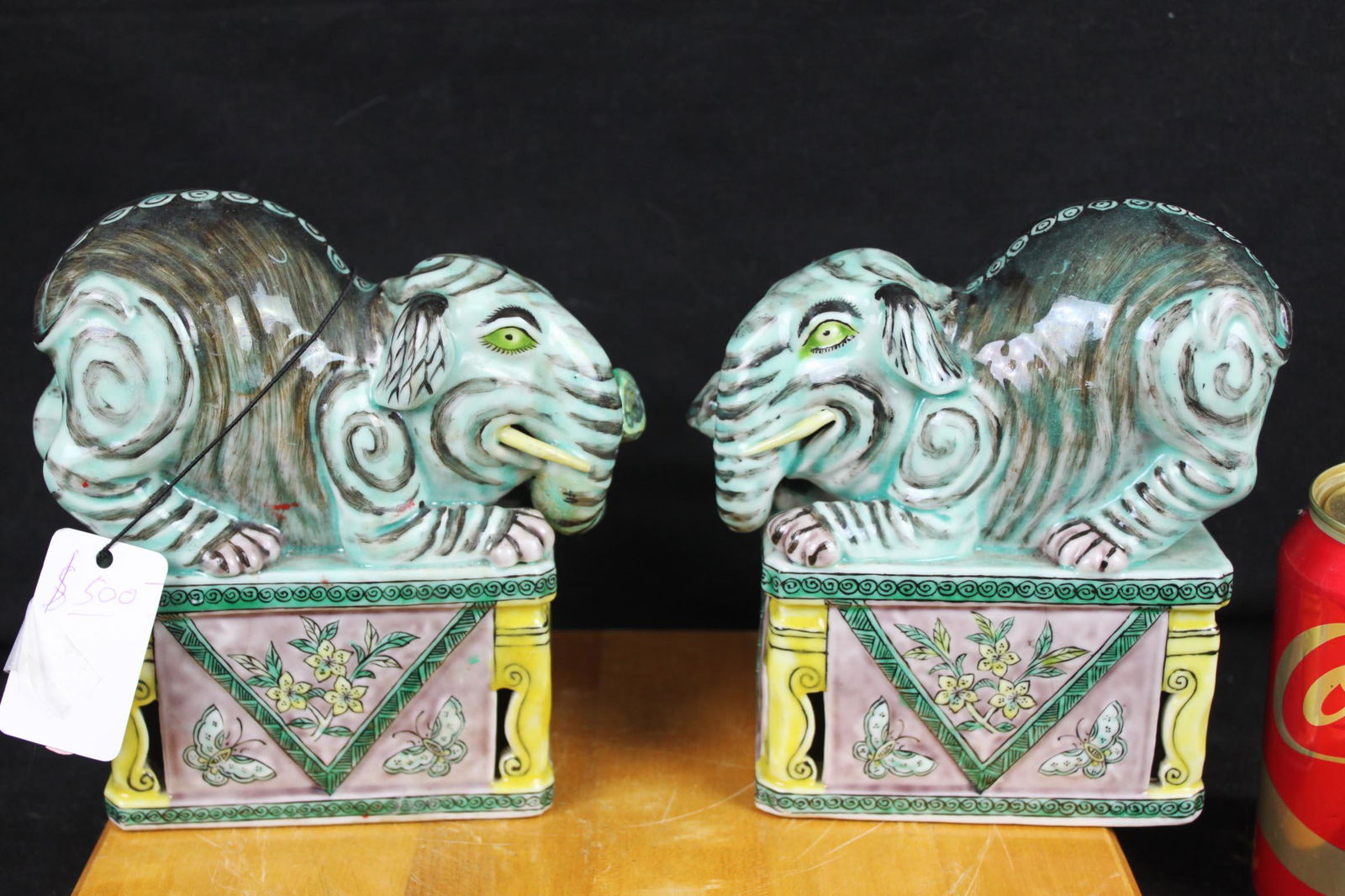 A Pair Porcelain Lion Statue (1 of 20)