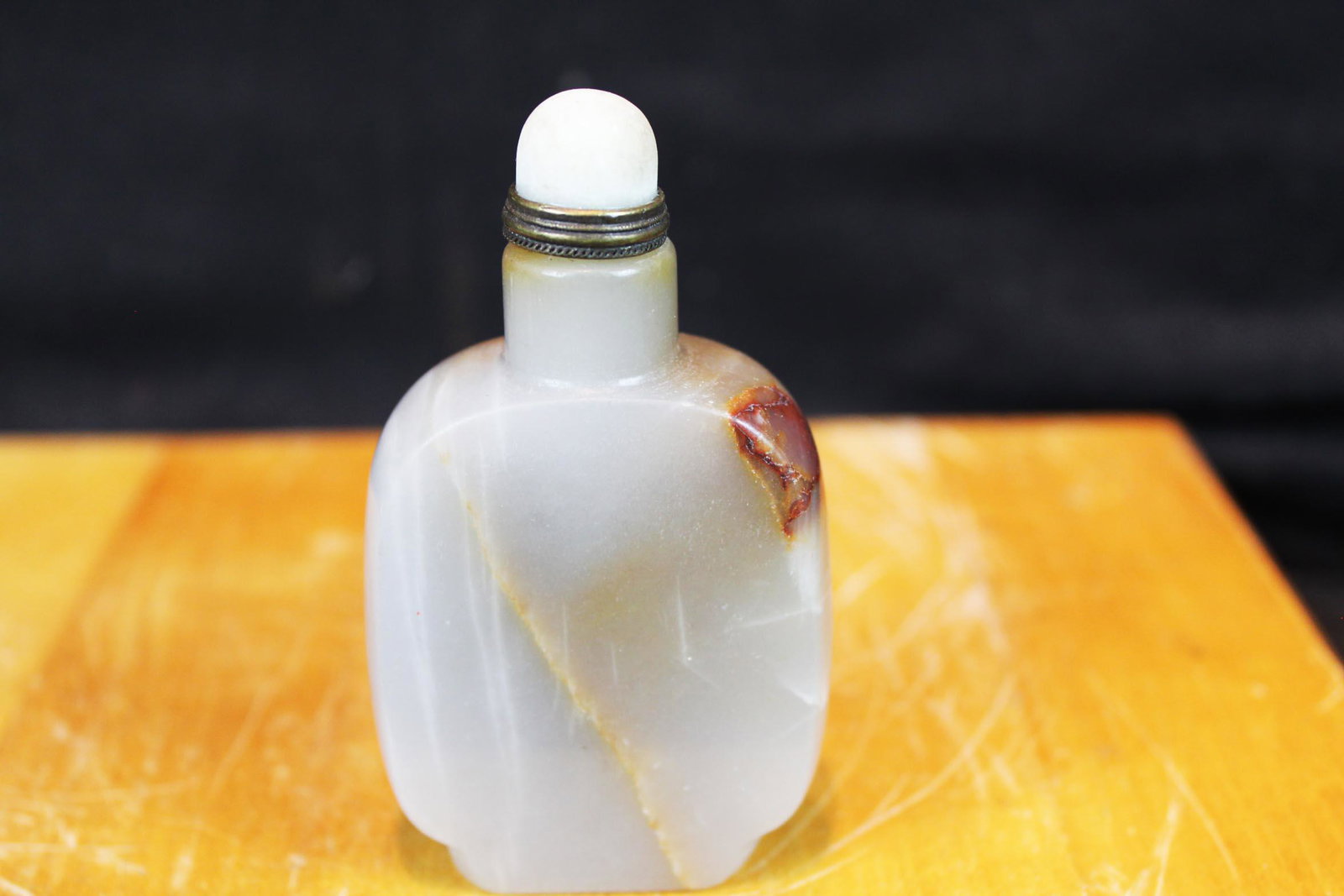 Chinese Jade Snuff Bottle: 3.5''x2''x1''