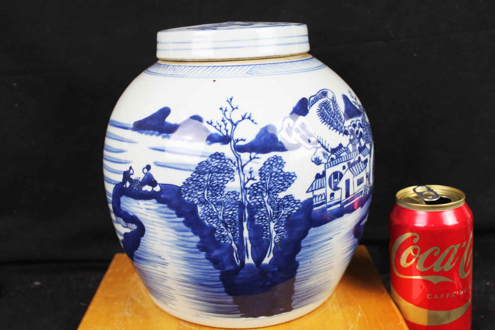 Antique Chinese porcelain Jar: 9.5''x8''