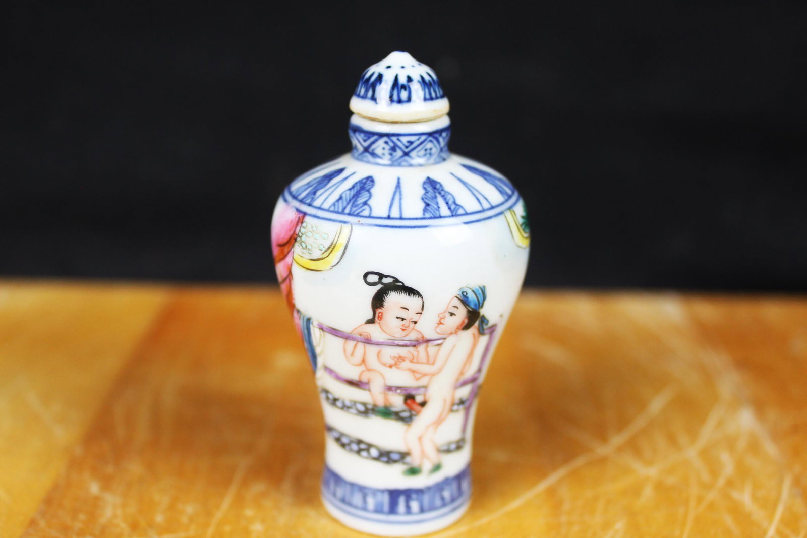 Antique Chinese Porcelain Snuff Bottle: 3''x1.5''