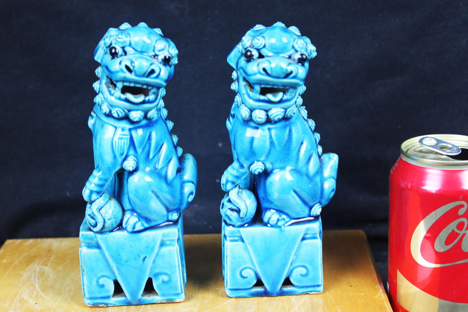 A Pair Chinese Porcelain Gild Lions statue (1 of 7)