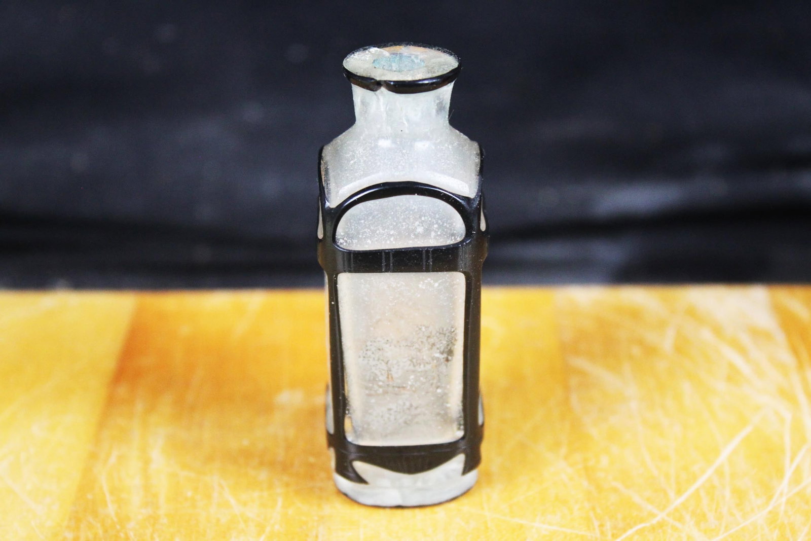 Chinese Snuff Bottle: 3''x1''
