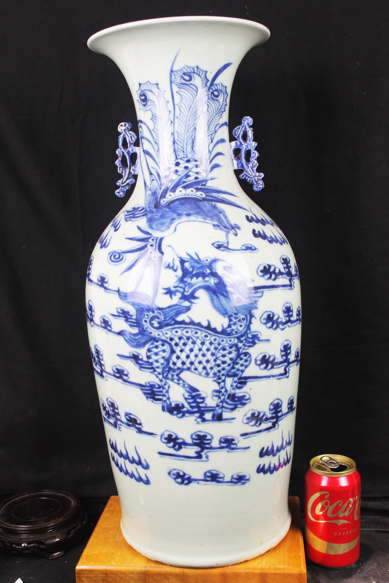 A CHINESE EXPORT BLUE AND WHITE CELADON CERAMIC VASE, 20TH CENTURY (1 of 9)
