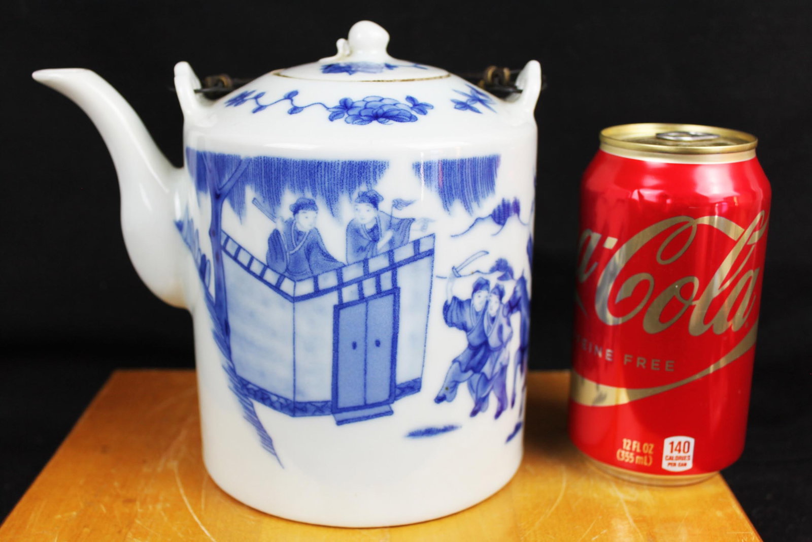 Antique Chinese Blue&White Porcelain Tea Pot: 7''x8''x5''