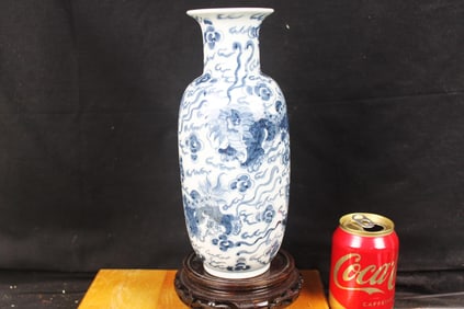 Antique Chinese Blue&White dragon pattern porcelain vase