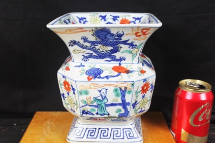 A RARE Chinese LATE MING WUCAI SQUARE VASE, ZUN
