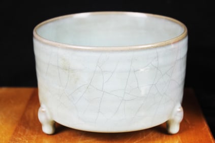 Chinese song ge-glazed tripod porcelain censer
