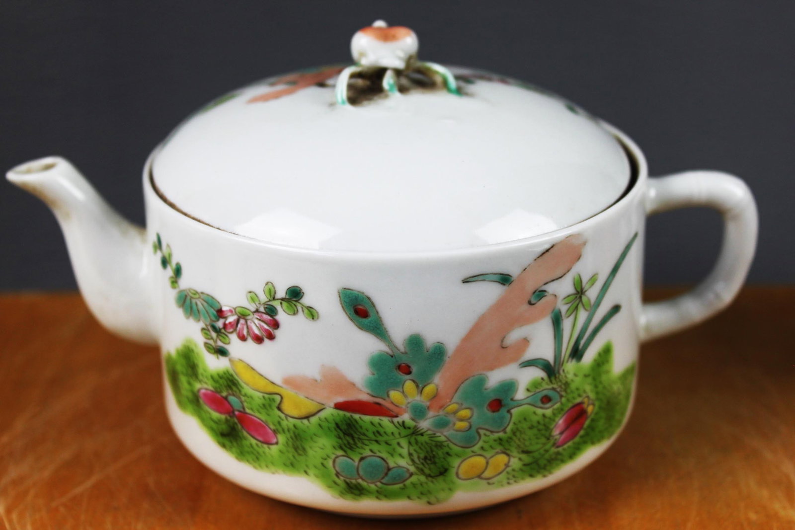 Antique Chinese Famille Rose Porcelain Teapot with Peach Finial: 6.5''x4''x4''