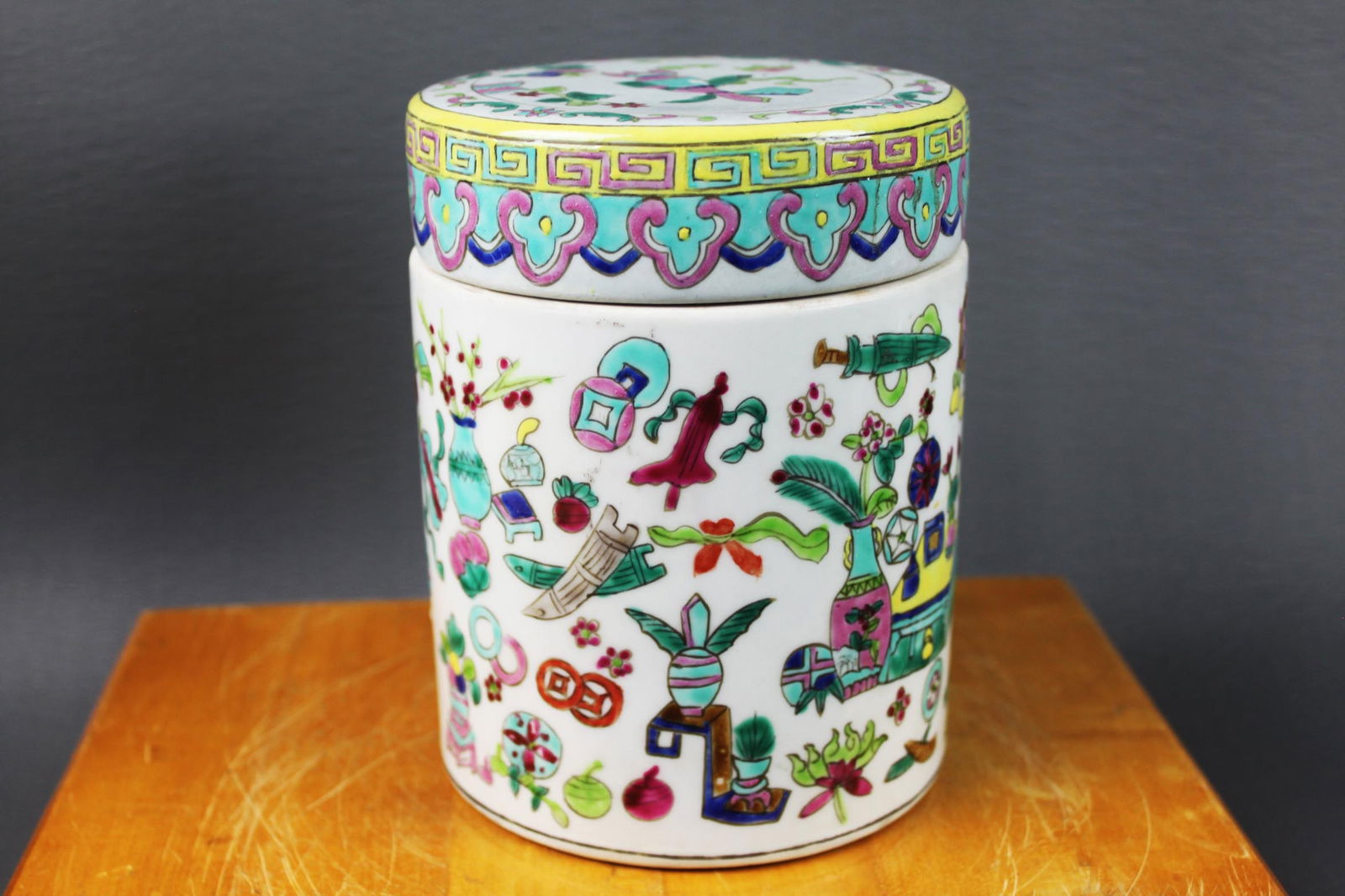 Antique Chinese Famille Rose Porcelain Jar: 6''x4.5''