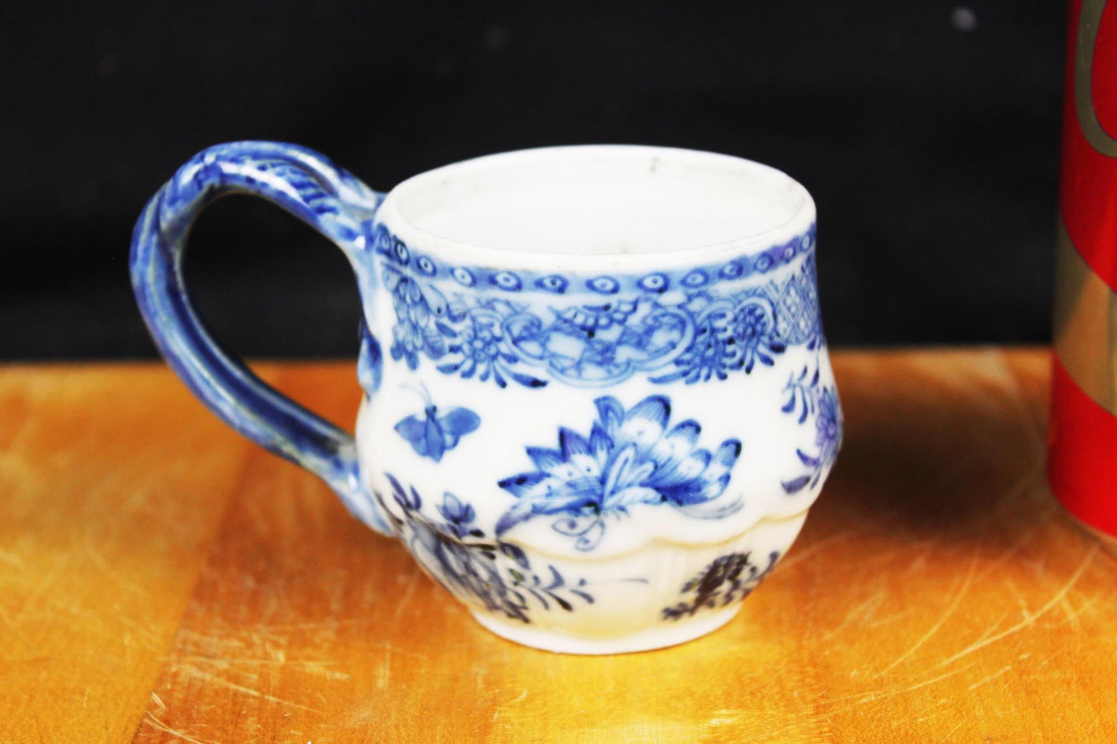Small Chinese porcelain cup: 4''x2.5''x2''