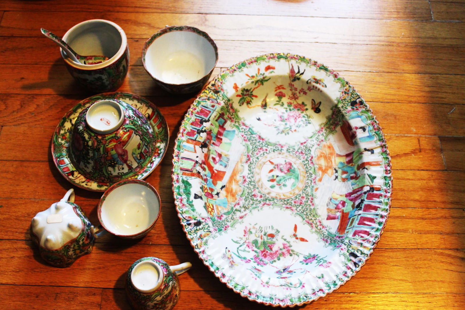 Group of Chinese Export Famille Rose Porcelain Tablewares, 20th Century (1 of 7)